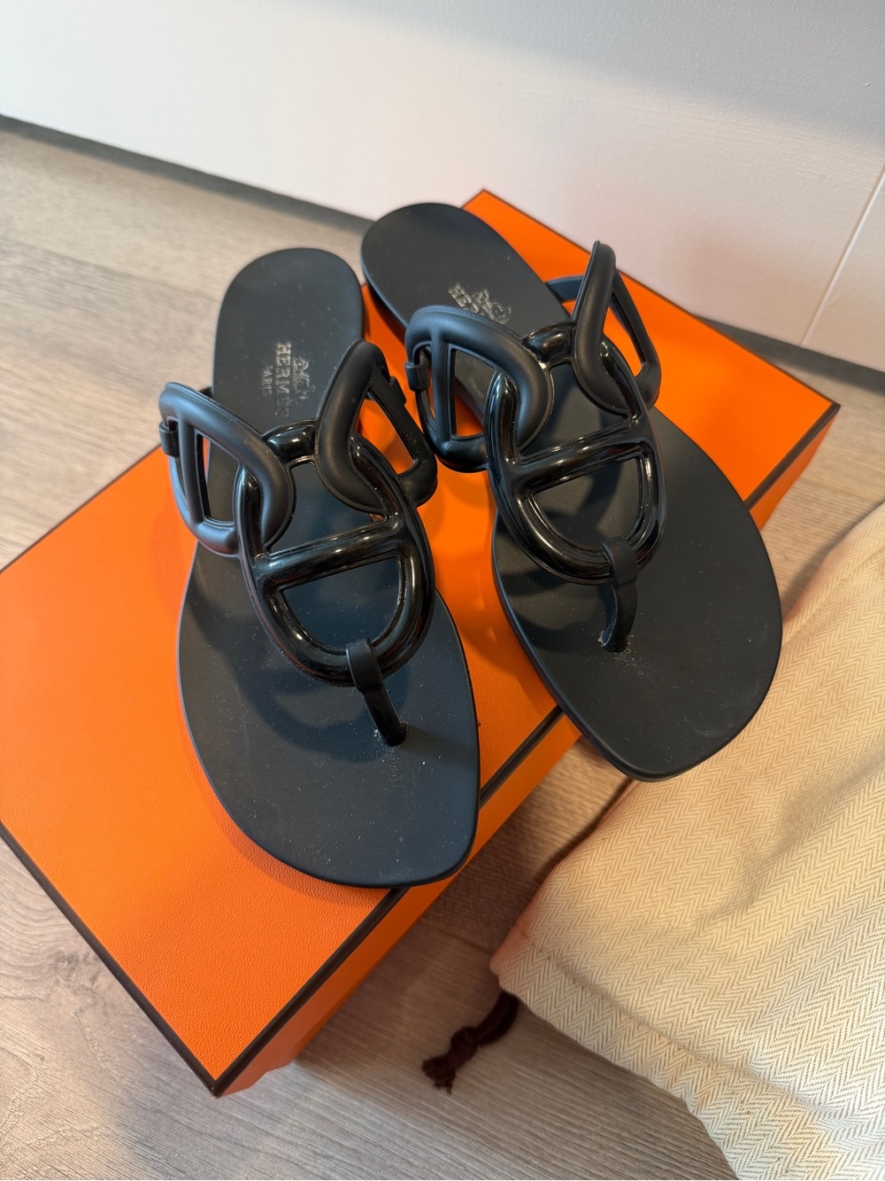 HERMES Black Lacquered Logo-Style Jelly Thong Sandals sz 35